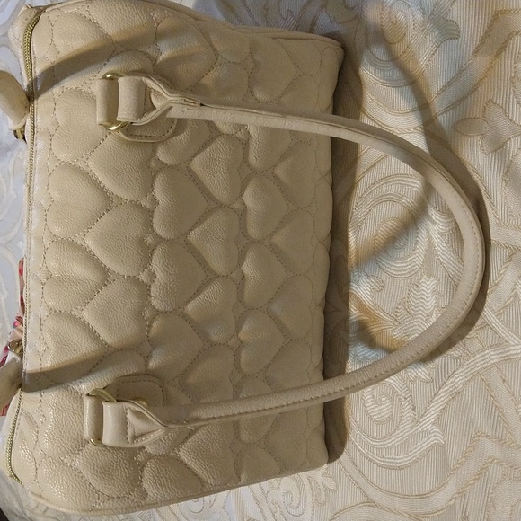 Betsey Johnson Cream Heart Puffed Purse With Pink Bow - Picture 5 of 10